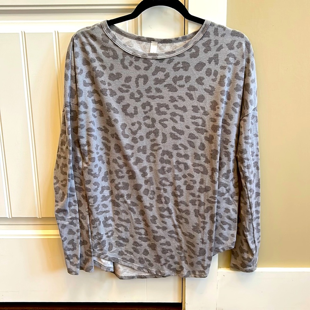 Grey leopard print long sleeve tee size Small